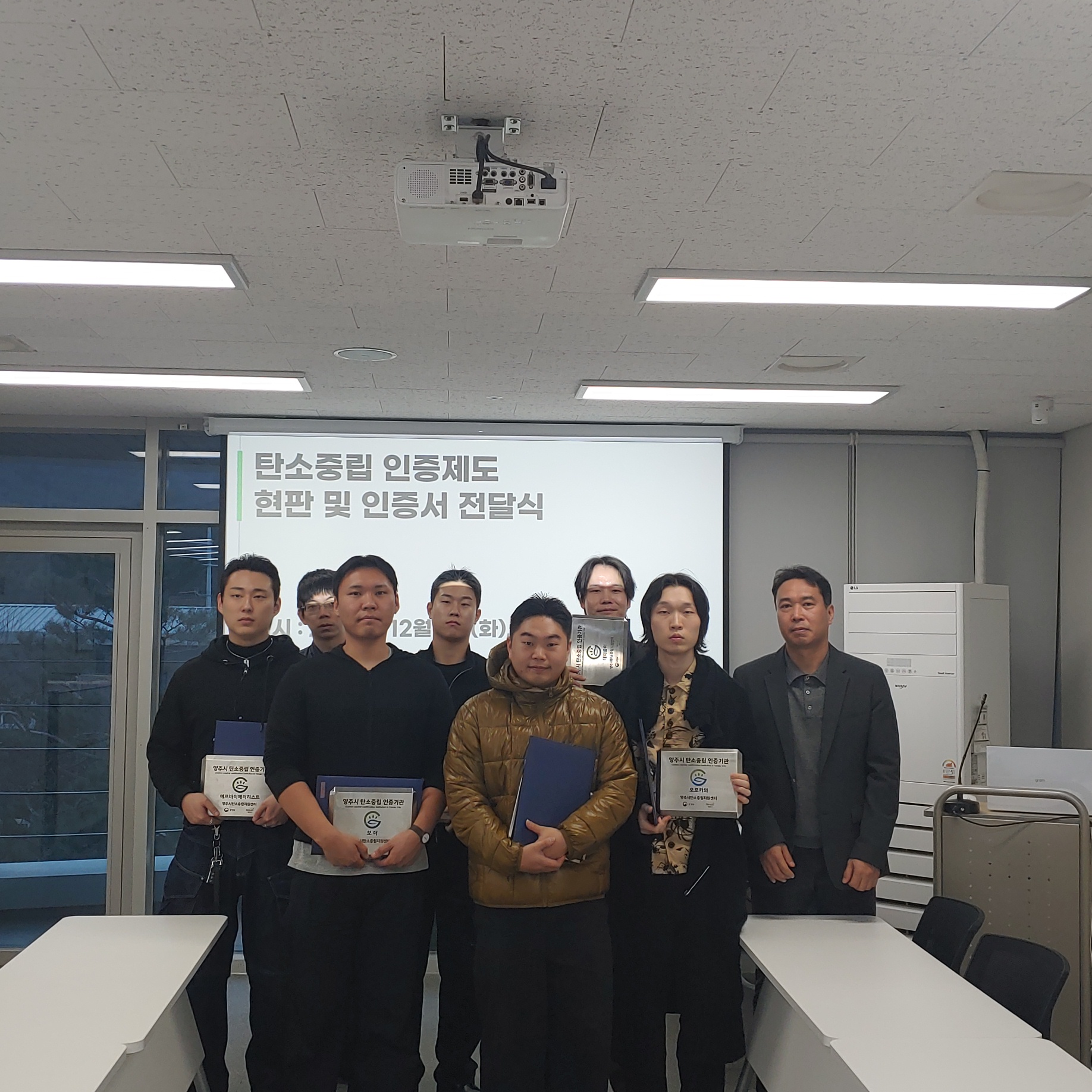 경기패션창작스튜디오 단체사진(12.09)(3).jpg